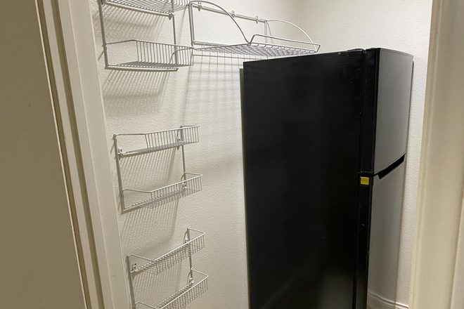 full apartment sized refrigerator - Huge Downstairs Studio Room for lease  in private Home