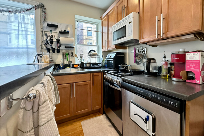 . - ***NO BROKERS FEE!!!*** Very Large and Bright 4 bedroom 2 bathroom for 9/1/25 LAUNDRY IN UNIT!! Duplex