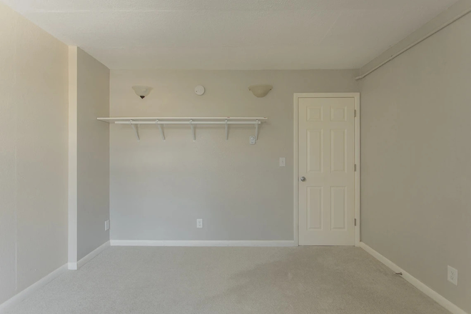 Bedroom - Steps from CU, bus stop outside - ideal for students!