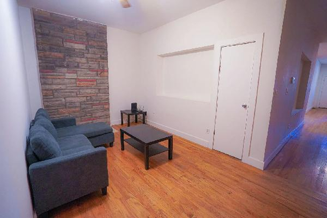 Living Area - 5943 Kingsbury #1W Apartments