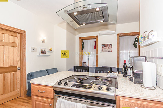 Kitchen - Beacon Hill 3 Bed Myrtle St Apartments