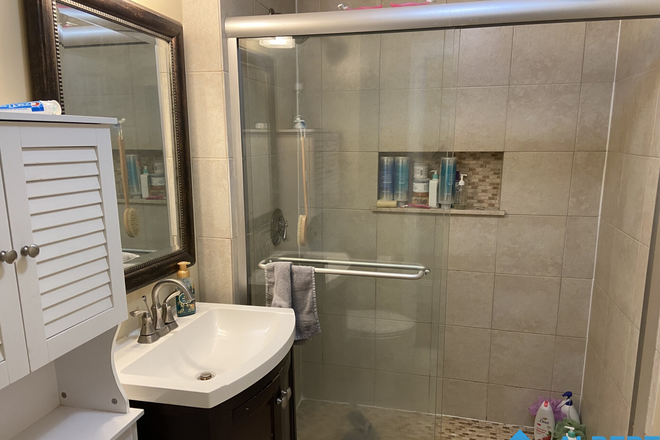 Bathroom #1 - Beautiful 4Bed / 2Bath in the Heart of the Hill - Perfect for NEU!