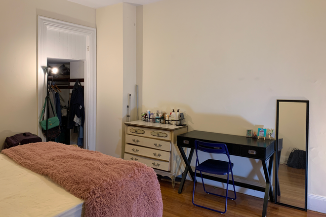 Bedroom - Private Room Available for Rent in a 5 Bedroom, 2.5 Bath housing unit. Close to campus!