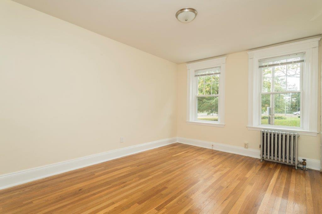 hubrealtyproperties.com - Large one bedroom with newly updated kitchen and bathroom, close to campus, free month rent
