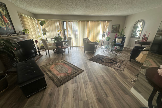 Open space/family room - Looking for  female students, 2 rooms for rent at a quite house in La Jolla