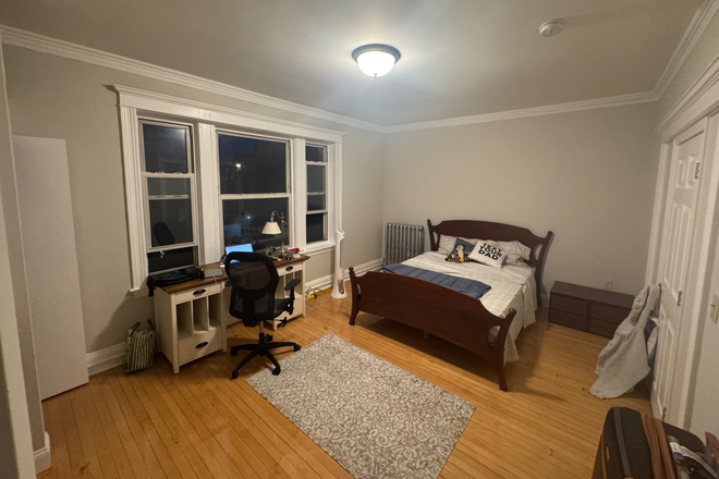 Bedroom - Summer sublet - The Worcester (Farrington Avenue)