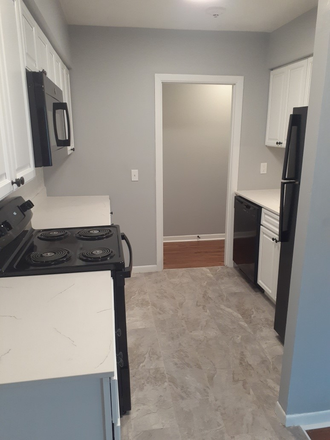 Kitchen - Spacious 2nd floor 2 bed, 2 Bath apartment close to campus and Wayland Square.  Available 01/26!
