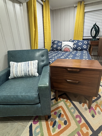 Sitting area - Fully furnished studio on Emory bus line House