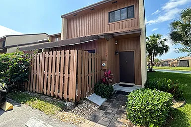 Outside view - Comfy townhouse close to NSU campus