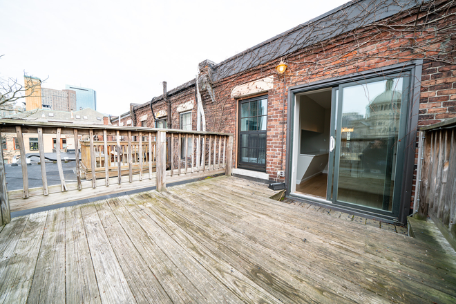 a - LARGE PRIVATE ROOFDECK!
