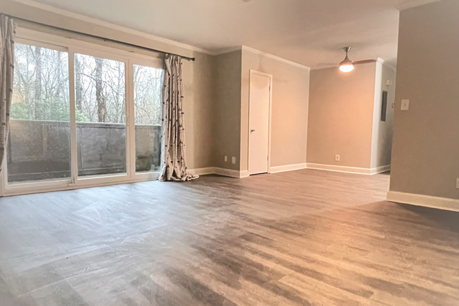 Big Living room - Harwood condo summer lease