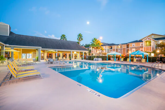 Pool - Knights Circle 4x4 Summer Sublet Apartments