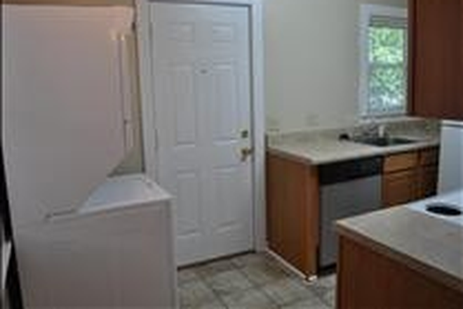  - 328 E. Glenn Ave