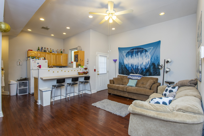 Living room - 1617 N Sydenham St Apartments
