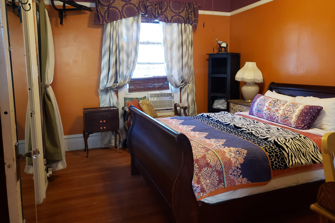 Moroccan Room - Victorian Home close to campus