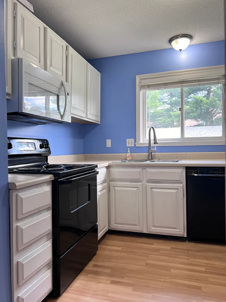 kitchen - Townhouse For Rent