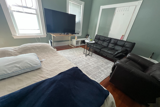 Bedroom - Bedrooms available  in a newly renovated Unit within walking distance to Tufts Campus