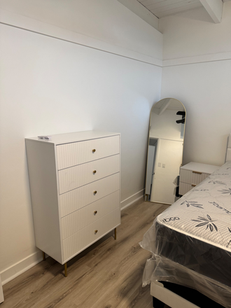  - Looking for other Female students to live with in this House. Walk to School