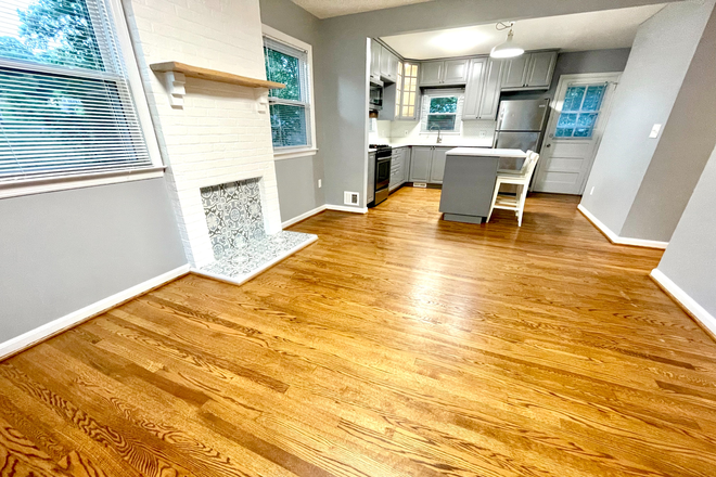Stunning oak hardwoods! - 5 BEAUTIFUL BEDROOMS - RECENT RENOVATION - FRONT PORCH - FREE PARKING - FENCED YARD - CLOSE 2 CAMPUS House