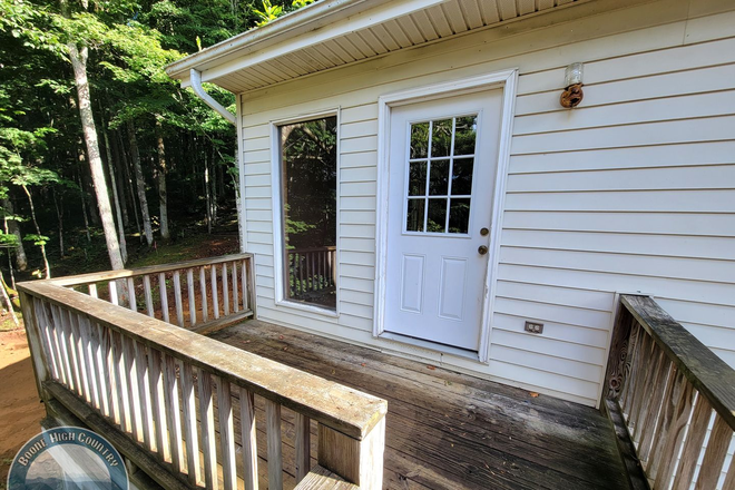 Photo - 2bd/1ba Upstairs Duplex Off Howard's Creek House