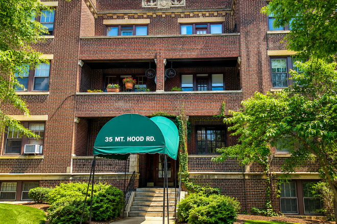 1 - Large 2 bed condo with private outdoor space for rent 9/1 NO FEE Close to BC Shuttle