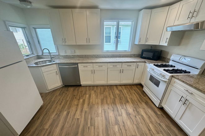 Kitchen - 4 Bedroom Perfect for Students! Duplex