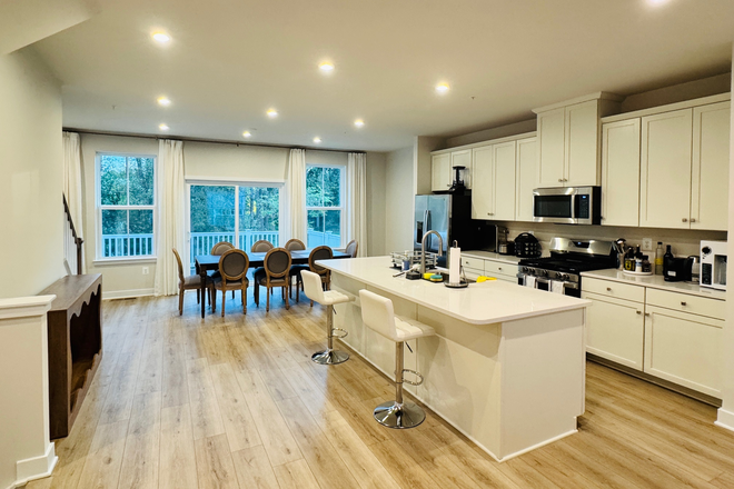 Kitchen & dining area - Looking for Roommates for fully furnished, brand new townhouse – North Laurel, MD (Howard County)