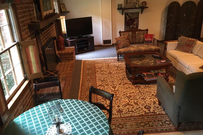 Living room - Chain Bridge Forest, Garden Apartment, 1.9 miles to Marymount campus