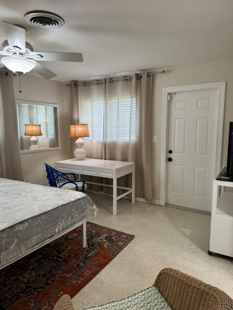Prívate entry - Fully furnished Studio w/ en suite bathroom, 1 minute from campus! House