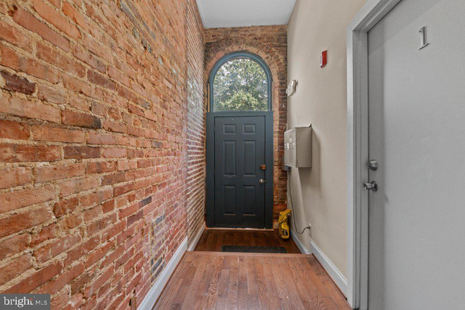 Entrance - Private Apartment In Secure Building Walking Distance to Campuss