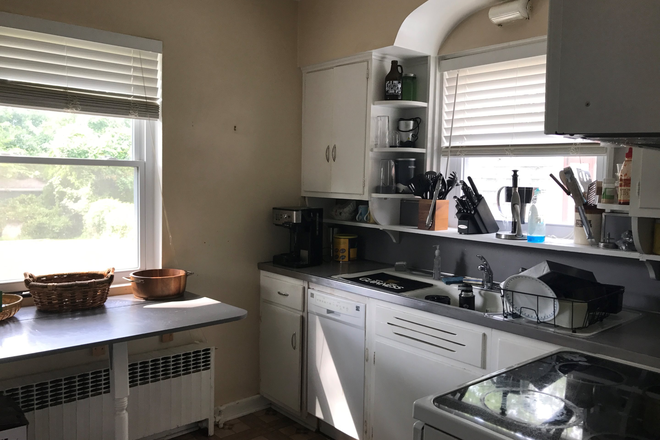 Kitchen - 3402 Notre Dame Street - Short walk to UMD - One block to UMD Shuttle - Fully furnished House