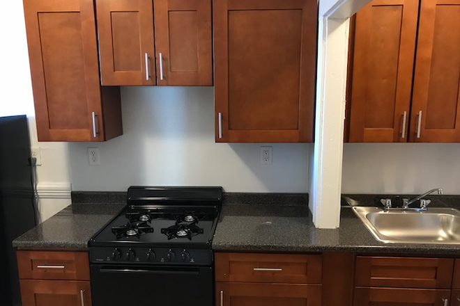 hubrealtyproperties.com - Front 2 bedroom split with renovated eat in kitchen and bathroom Apartments