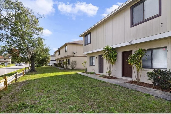 Side View - Cambridge Circle, Townhouse and Private Bathroom, Shared living space (1 Roommate Male)