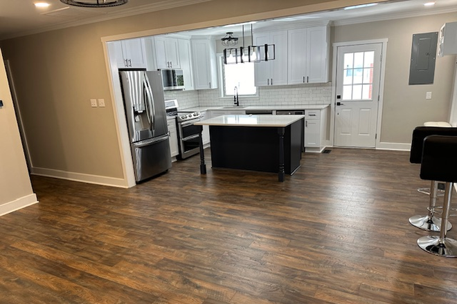 Open Floor Plan: Living Room & Kitchen - Spring Semester or Longer!  Great House Close to Duke