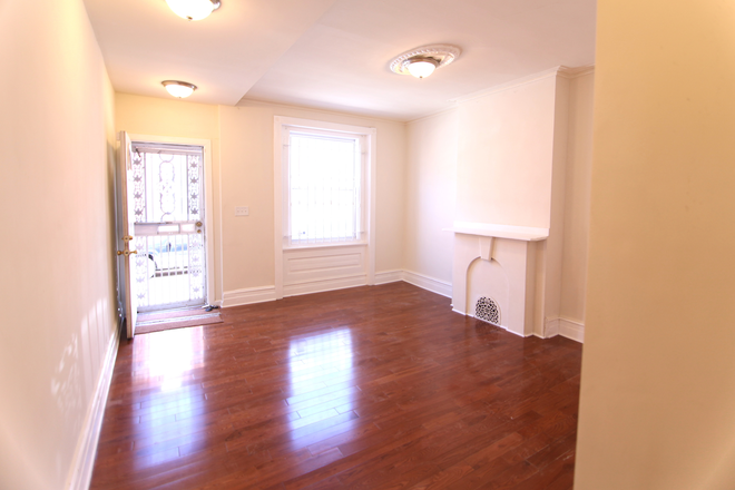 Living Room - Adorable House With ROOF DECK - 4 Bed 2 Bath