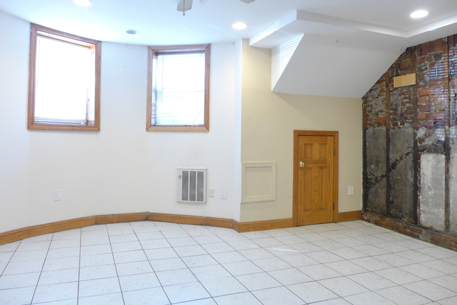 bostonrealtyonline.com - Spacious One Bedroom with in unit Washer/Dryer and a Back Yard Apartments