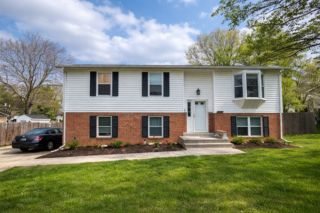 Huge House! - 🌟 School Year Room Available: Upstairs Bedroom in a Great Girls’ Group House – Walk to Campus 🌟