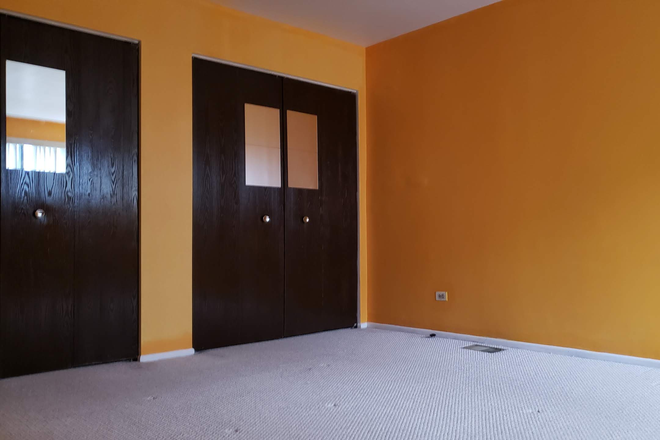 Master Bedroom 20×14 - Roommate wanted! Racine/Taylor best location. Townhome