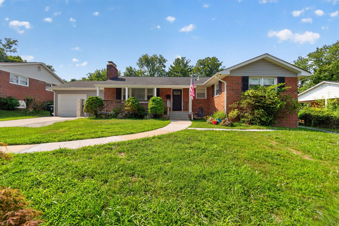 Front exterior and driveway - Furnished Rooms Under 1 Mi to UMD - 1,500 Sq Ft Renovated - All Utilities & WiFi House