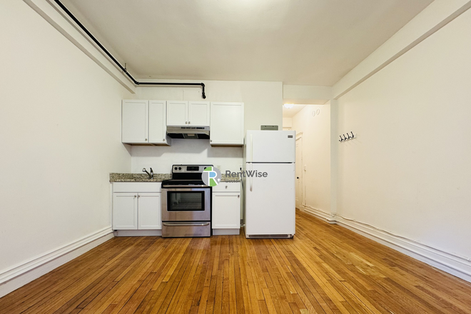 . - SEPT 2026 – Sunny Fenway Studio on Huntington Ave | H/HW Included | Near NEU & Berklee | No Fee Condo