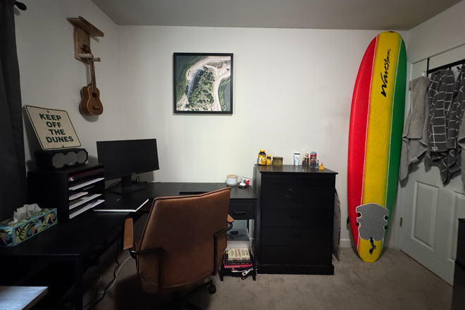 Desk / Dresser - Spring 2026 Sublet (January - May) - The Fred (Male) Apartments