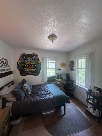 Upstairs Bedroom - Single Rooms in Shared House. 5 min walk to Hill and Campus. Beautiful and Spacious.