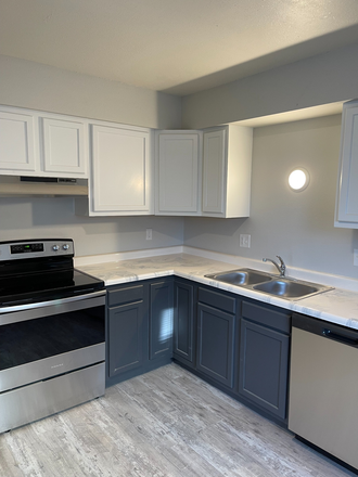 Three Bedroom Renovated - Renovated Two And Three Bedrooms On Johnson Apartments