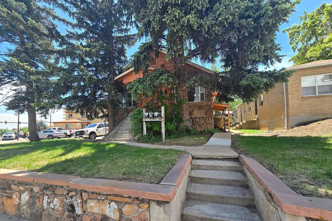 front - 1-bed steps to campus
