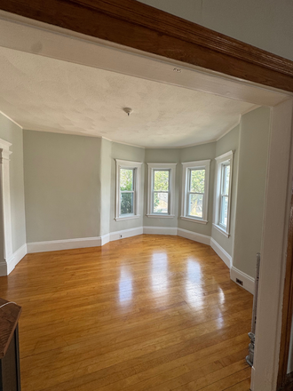 Living - Move in ready! 2BR steps to university /T stop - 1st floor of 2 family Apartments