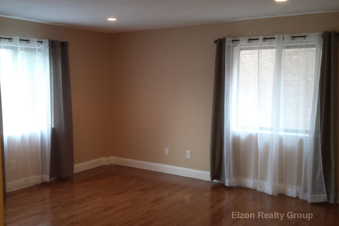 bed - UPDATED CONDO WITH IN-UNIT LAUNDRY- AVAILABLE 2026. BC Shuttle Outside Your Front Doorstep