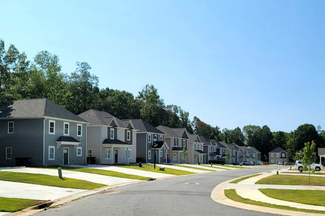 Outside street view - Charlton Farms Luxury Student Homes