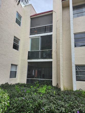 Front view - Oaks of Boca Apartments