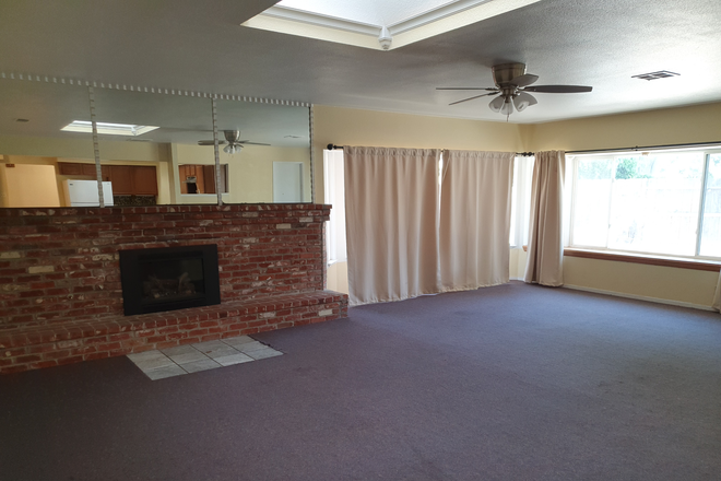 living room - Spacious 4 bedroom house centrally located (5 min walk to bus, 10 min walk to grocery/restaurants)