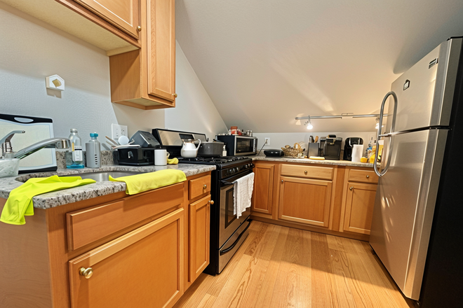 kitchen - *NO BROKERS FEE!* Renovated Studio/1 Bath w/ parking! Flexible move-in date! Apartments